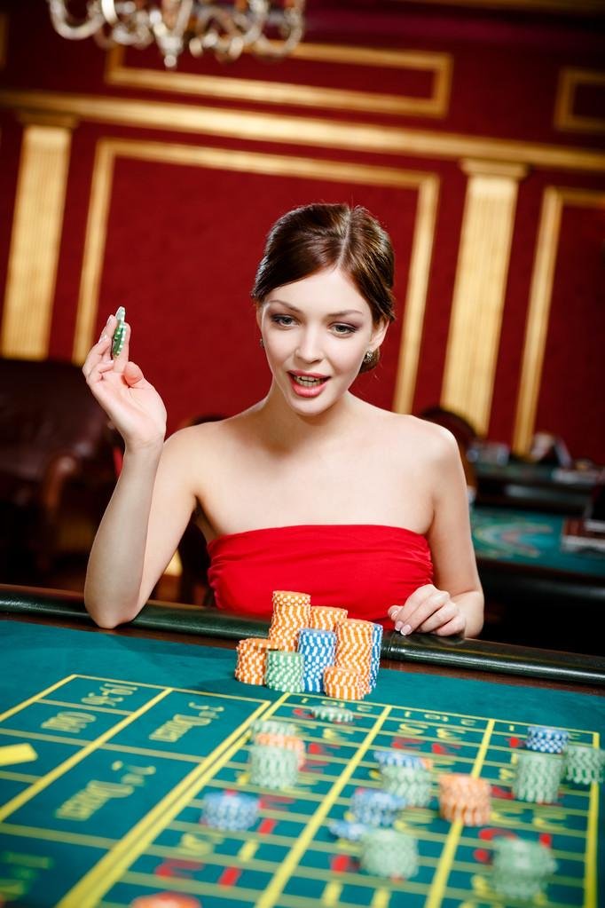 Piontoge kasino live dealer profesional streaming HD baccarat dan roulette online